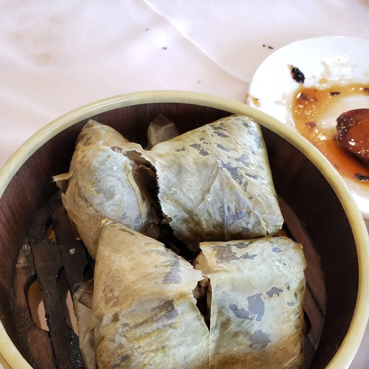 荷葉糯米雞 sticky rice wrapped in lotus leaf